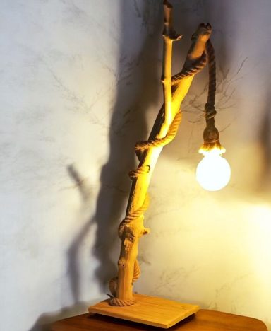 Lampe en bois avec une ampoule, sur une base en bois, style rustique.