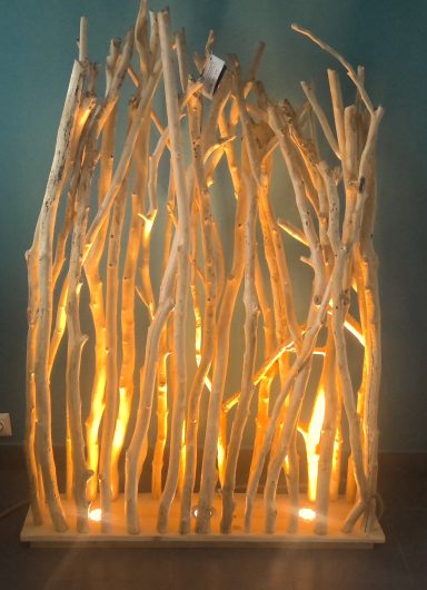 Élément décoratif en bois sculpté, éclairé par des lumières intégrées.